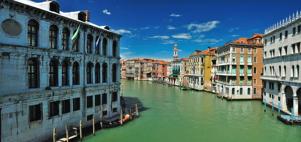 Vista da Ponte de Rialto em Veneza Fotos De Bancos De Imagens