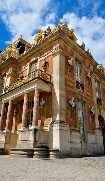 Fachada del Palacio de Versalles y valla dorada sobre el cielo azul —  Fotos de Stock