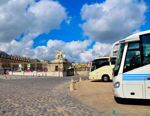 凡尔赛宫外立面和巴士在蓝蓝的天空 — 图库照片