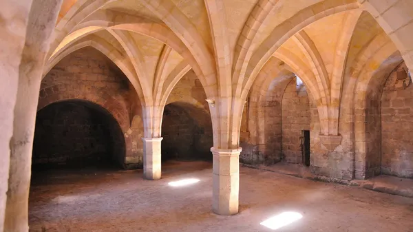Сводчатый туннель древней крепости — стоковое фото