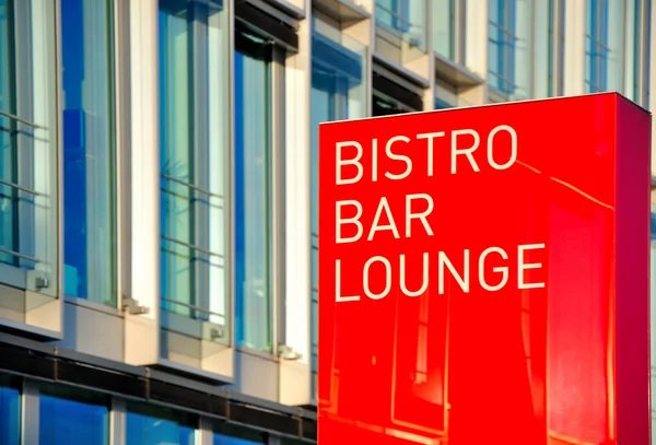 Panneau Bistro Bar Lounge - fond rouge Images De Stock Libres De Droits