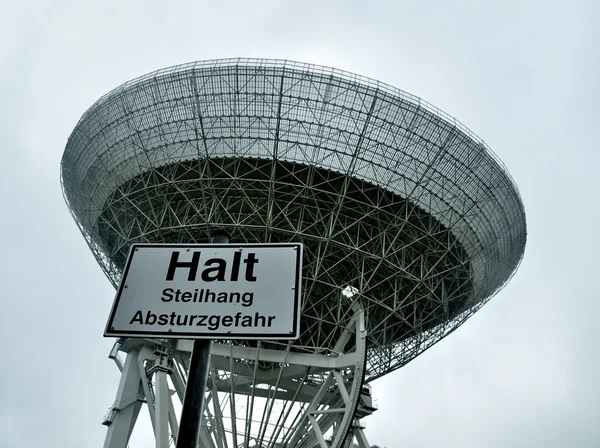 Radioteleskop, Radar in der Sternwarte mit Stoppschild. lizenzfreie Stockbilder