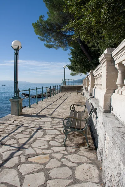 Adriyatik kıyısı boyunca gezinti yolu. Hırvatistan. Opatija