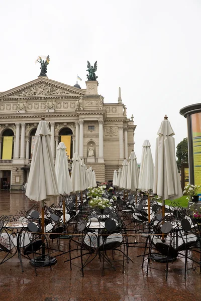 Opera theater en café voor hem. Lviv Stockafbeelding