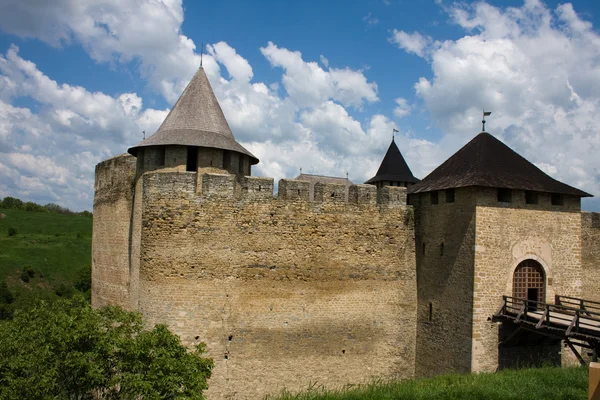 Ingången vy av fästningen Chotyn. Chotyn, Ukraina — Stockfoto