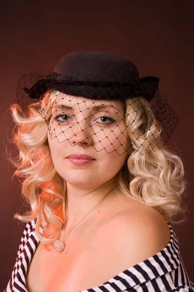 Piękna młoda kobieta w kapeluszu z welonem — Zdjęcie stockowe