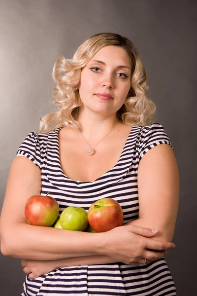 sarışın güzel genç hamile kadının portresi. o bir sandalyede oturur bir