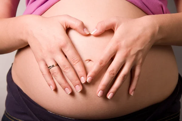 Kuva raskaana olevasta naisesta studiossa — kuvapankkivalokuva
