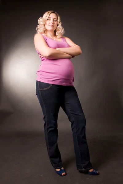 Привлекательная молодая беременная женщина — стоковое фото