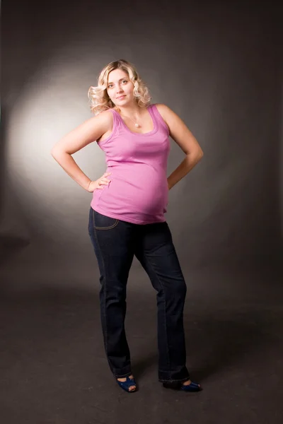 Attraktive junge schwangere Frau — Stockfoto