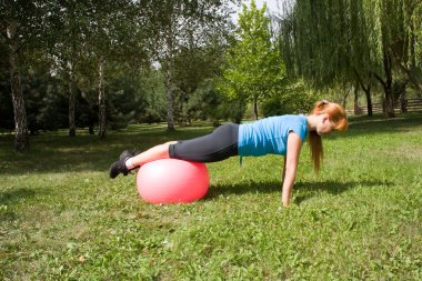 kadın fitness yürütmektedir.