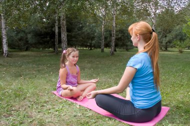 Anne ve kızı fitness içinde meşgul