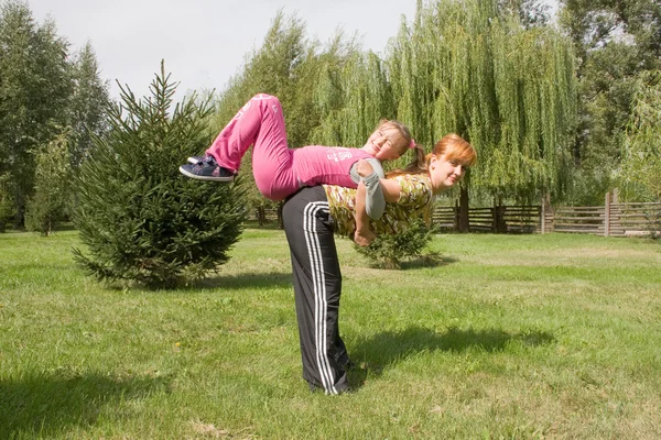 Matka a dcera zapojit do fitness — Stock fotografie