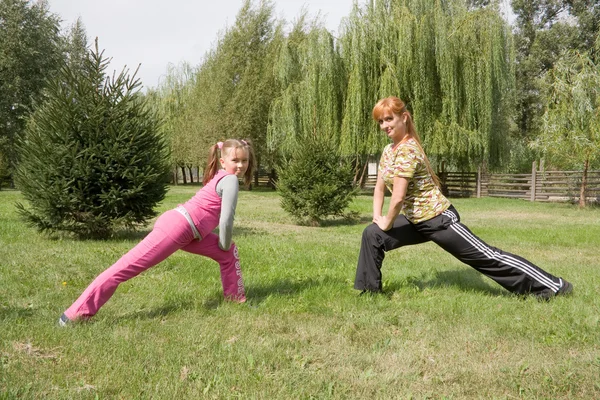 Madre e hija se dedican al fitness —  Fotos de Stock