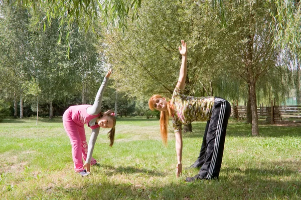 Mãe e filha se envolvem em fitness — Fotografia de Stock