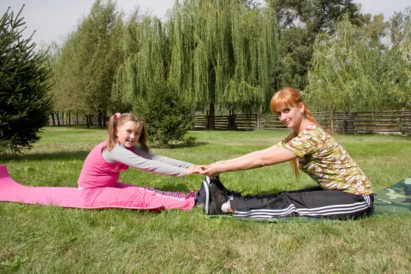 Mother and daughter engage in fitness — Stock Photo, Image