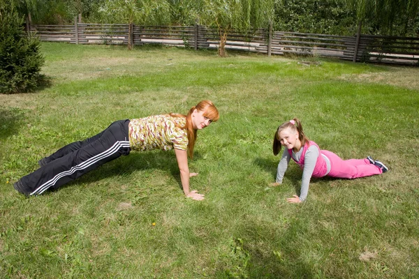 Mutter und Tochter üben sich in Fitness — Stockfoto
