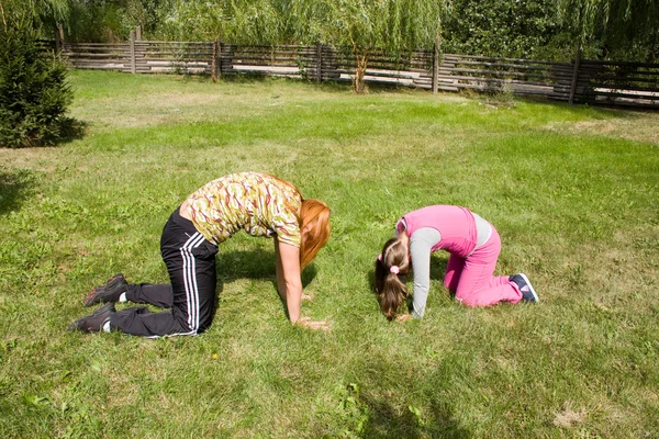 Мать и дочь занимаются фитнесом — стоковое фото