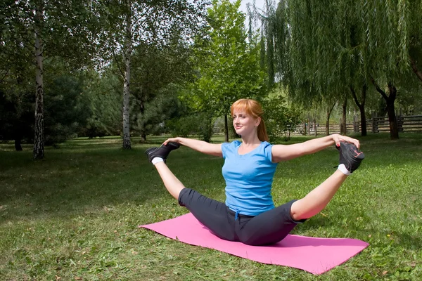 Woman engages in fitness — Stock Photo, Image