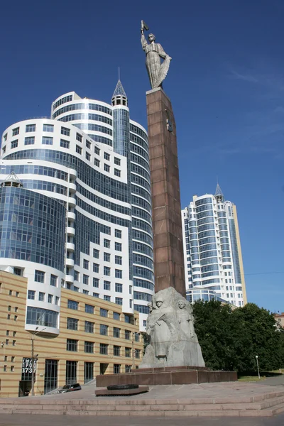 Monument av evig härlighet på bakgrund moderna byggnad, dnipr — Stockfoto