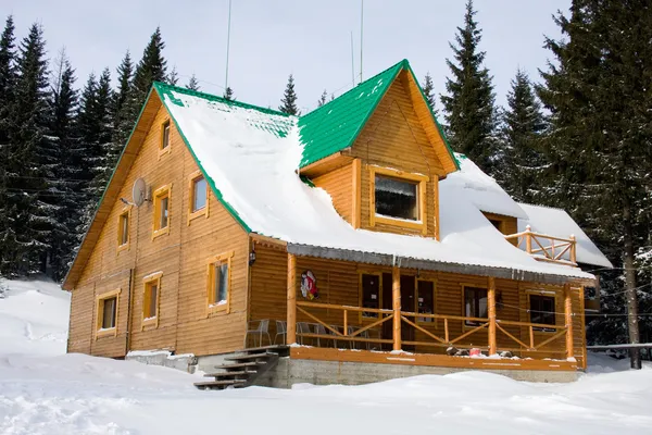 Maison en bois de deux étages cachée par la neige, Ukraine, Carpates — Photo