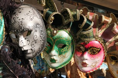 Venedik Maske altın tarafından dekore edilmiş, gri, yeşil ve pembe renkleri bir