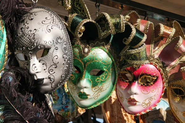 Máscaras venezianas cores cinza, verde e rosa, decorado por ouro e — Fotografia de Stock