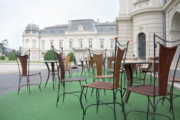 Kleines Café im Hof des Festetikpalastes, keszthely, ungarisch — Stockfoto
