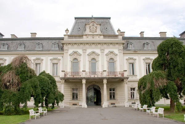 Gevel van festetics palace, keszthely, Hongarije — Stockfoto
