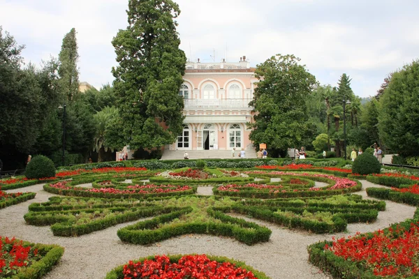 Villa Angiolina Mit Einem Schönen Blumenbeet Vor Dem Eingang Opatija — Stockfoto