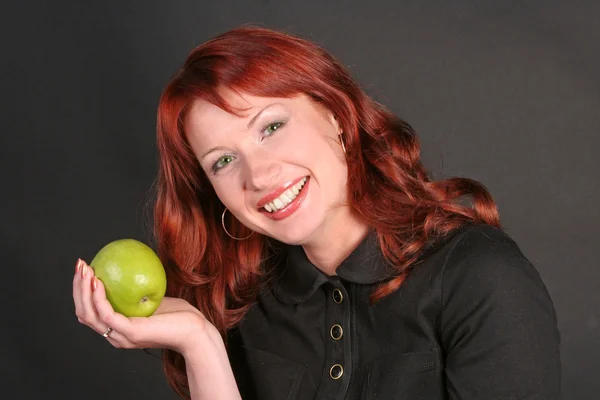 Bir Elma Bir Stüdyoda Mutlu Kızıl Saçlı Güzel Kadın Portresi — Stok fotoğraf