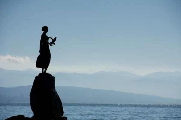 青铜雕塑的少女有背景上海鸥海和城市里耶卡 奥帕蒂亚 克罗地亚 — 图库照片