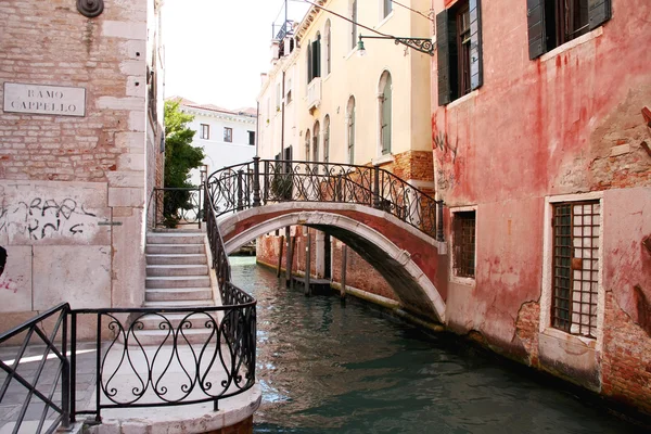 Γέφυρα πάνω από το ένα κανάλι, συνδέει τα δύο δρόμους, Βενετία, Ιταλία — Φωτογραφία Αρχείου