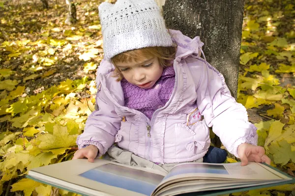 Menina lê um livro — Fotografia de Stock