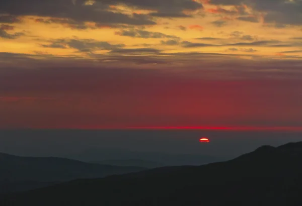 Rode zonsondergang in de hoge bergen — Stockfoto