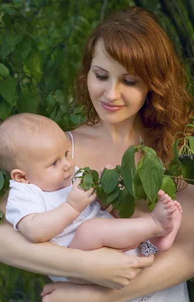 Mãe bonita com um bebê — Fotografia de Stock