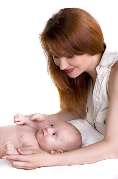 Sorridente giovane mamma e il bambino — Foto Stock