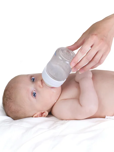 Alimentação da criança a partir de um frasco para injetáveis , — Fotografia de Stock