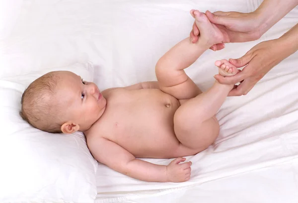 Mãos de bebê massagem mãe massagem — Fotografia de Stock