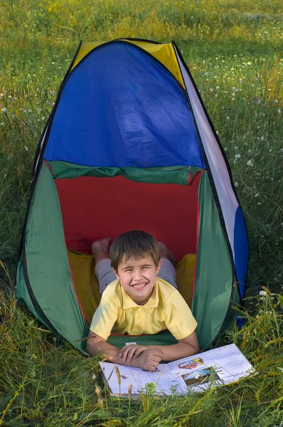 Gelukkige jongen in camping tent — Stockfoto