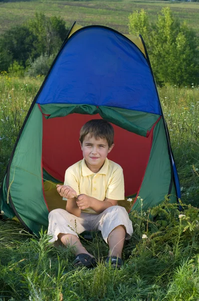 Pojke i camping tält — Stockfoto
