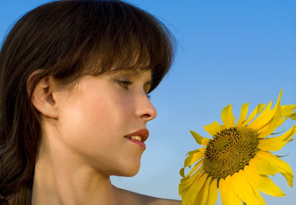 Schöne Frau und Sonnenblume — Stockfoto