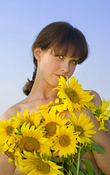 Vrouw en zonnebloemen — Stockfoto