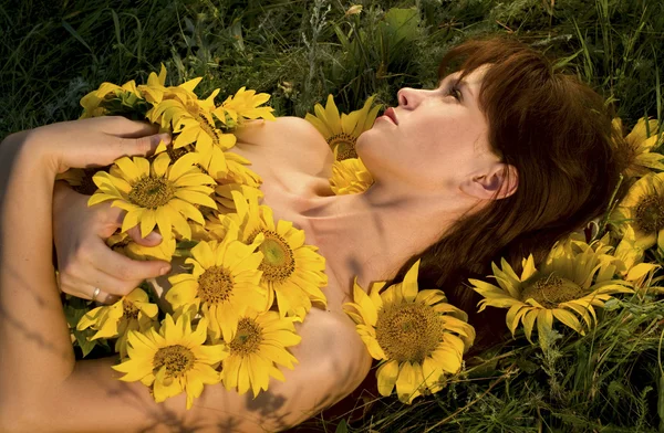 Žena a slunečnice — Stock fotografie