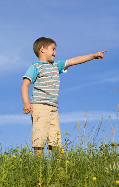 Um menino mostrando de lado — Fotografia de Stock