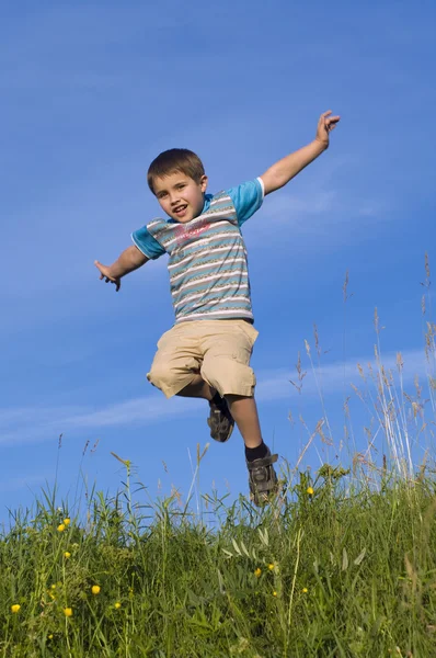 Glücklicher Junge springt — Stockfoto