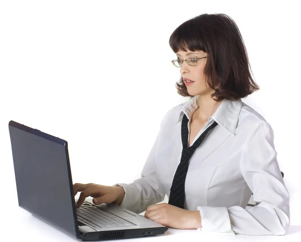 Kobieta pracuje przy biurku, na białym tle. — Zdjęcie stockowe