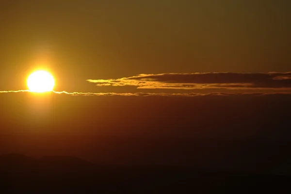 Coucher de soleil derrière les montagnes — Photo