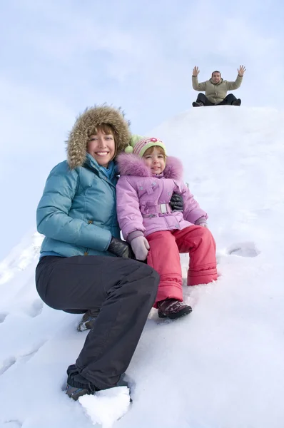 Щаслива сім'я проводить час на відкритому повітрі взимку — стокове фото