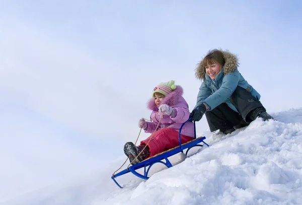 엄마와 딸 sledging — 스톡 사진